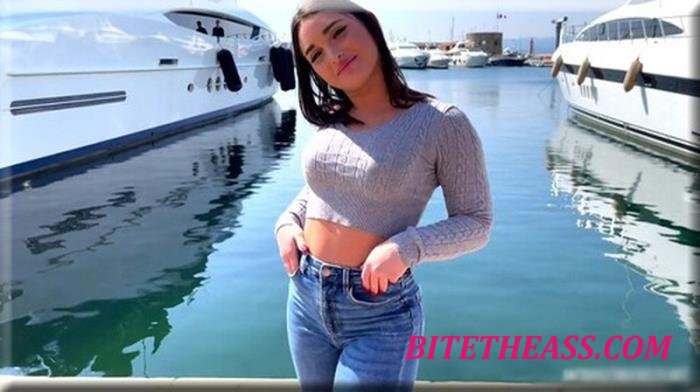 Sarah - Sarah, 21, hostess on a yacht in Saint-Tropez! [SD 578p]