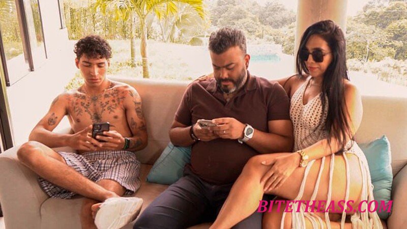 ThiagoLopezxx - Shameless stepmother fucks her stepson while her husband goes out to take a call [FullHD 1080P] 