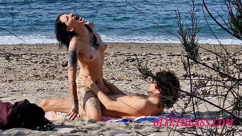 Fucktotum - Beach Sex - hot and passionate - Squirting: 7.40, 13.25 ?? Video shot with my new telephoto lens ?? [FullHD 1080P] 