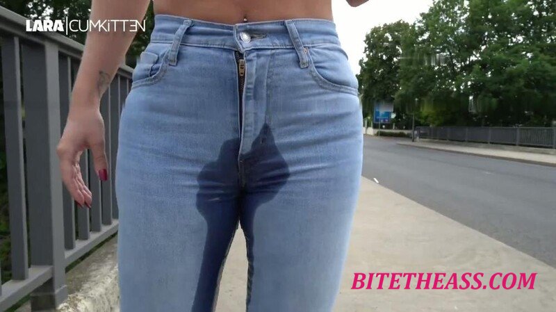 Lara-CumKitten - Public JEANS PISS Total durchnasst auf der Stra?e [FullHD 1080P]