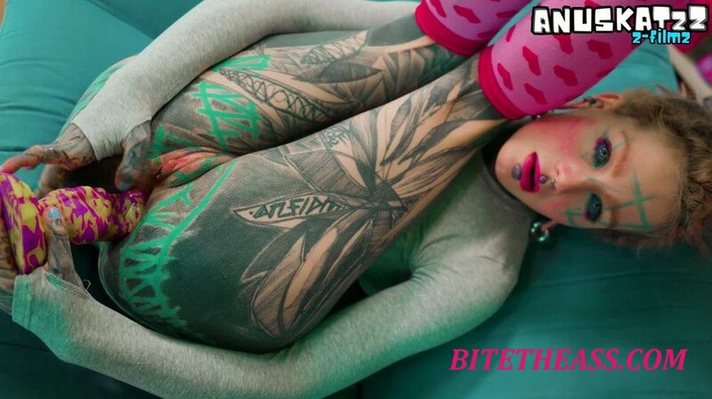 Anuskatzz - Tattoo Girl spielt mit ihrem Anus - Sexspielzeug und Solo Masturbation [FullHD 1080P]