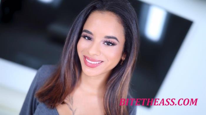 Isabella Jules - Amateur Allure Introduces Isabella Jules, Petite Sexy Latina Loves to Please [FullHD 1080p]