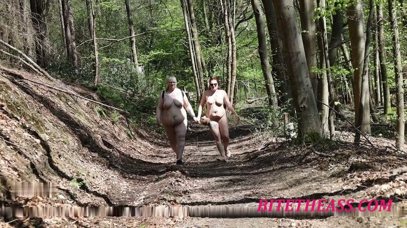 MrsEssen7471 - Nackt im Wald gewandert mit meiner Freundin Tamara [FullHD 1080P] 