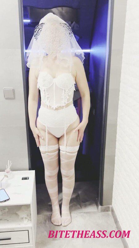 SashMash - Hotwife Posiert Im Brautkostum [FullHD 1080P]