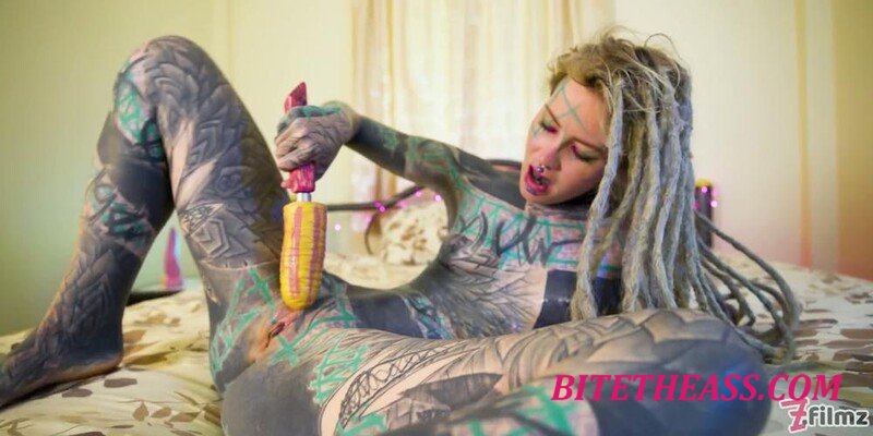 Z-Filmz - Tatowiertes Madchen masturbiert, beruhrt sie und Arsch [FullHD 1080P] 