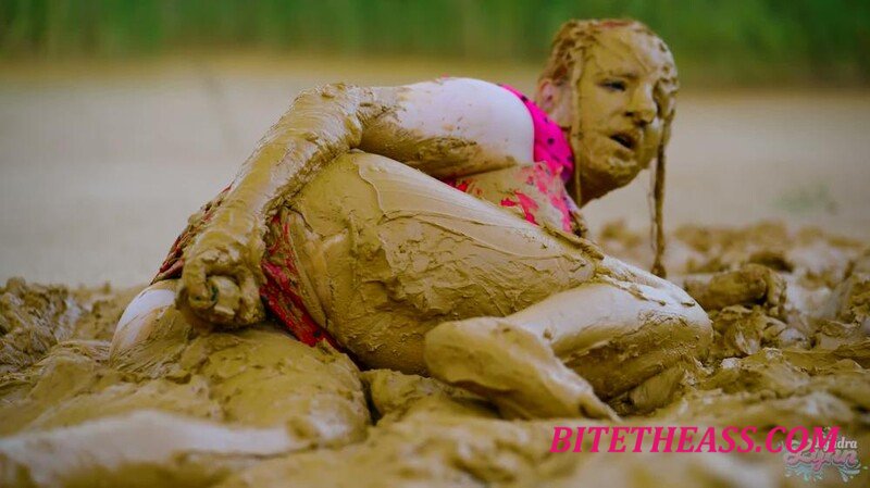 LyndraLynn - Orgasmus im schlammsee [FullHD 1080P] 