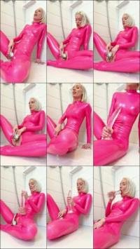 CandyXS - Mit Rosa Gummianzug und Riesen Dildo in der Dusche [FullHD 1080P] 