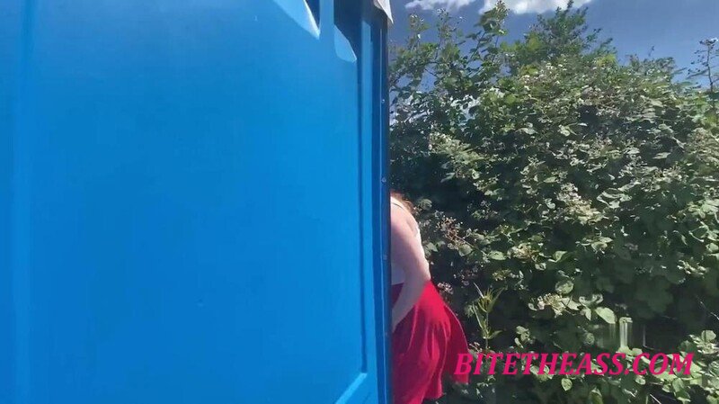 Mila-Hase - Versaute Sektschlampen pissen dreist NEBEN das Klo [FullHD 1080P] 