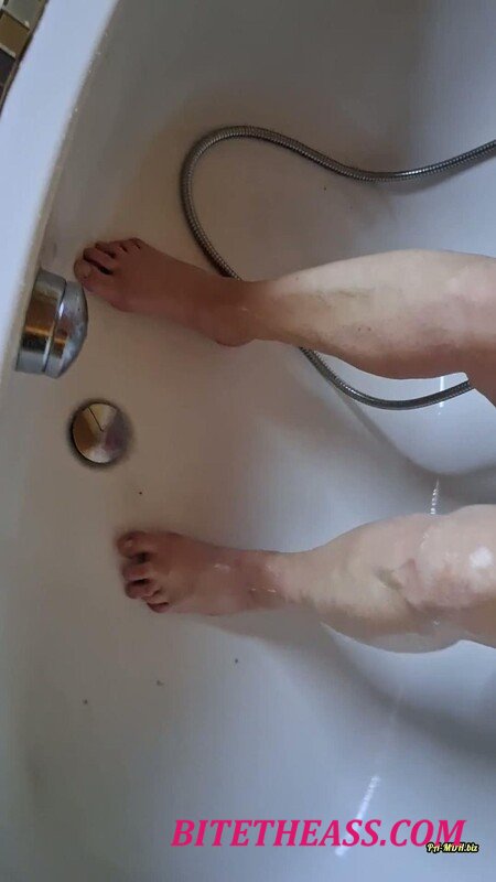 Hot-Pussy66 - Schmutzige fu?e in der Badewanne waschen [FullHD 1080P]