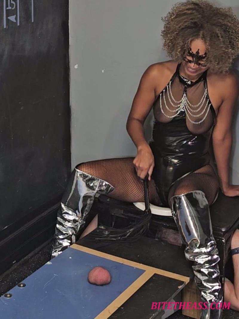 Ballbusting Bianca - Dominabianca - Diy Domination My First Trample Board Ballbusting [FullHD 1080P]