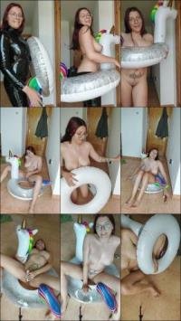Softbrattypuppy - Latex catsuit und schwimmring masturbation [FullHD 1080P]