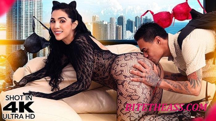 Sarah Black - Lingerie - Clad Stepmom [FullHD 1080p]