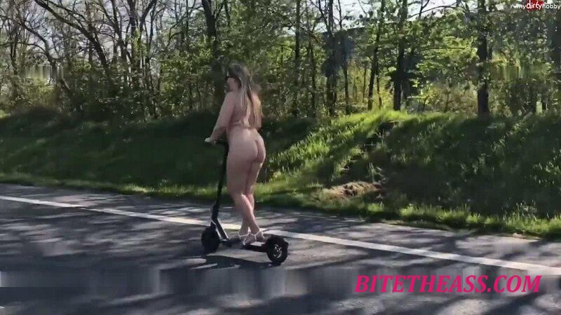 SweetSusiNRW -  SweetSusiNRW - Nackt auf dem E Roller [HD 720]

