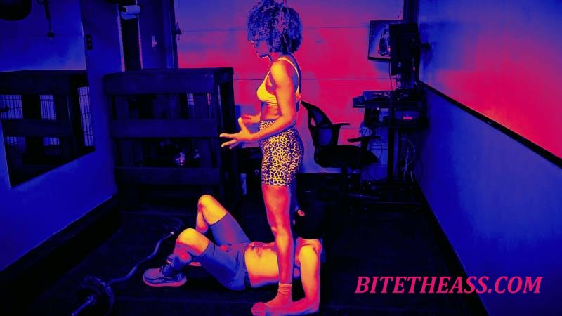  Ballbusting Bianca - Dominabianca - Sweaty Ass Worship Ballbusting Workout With Bonus Farts [FullHD 1080]
