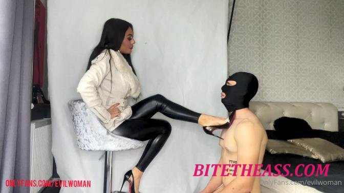 Evil Woman - Facesitting and ass smothering [FullHD 1078p]