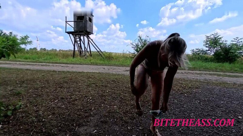 SweetSusiNRW -  SweetSusiNRW - Spazierganger draussen Vollgepisst [FullHD 1080]
