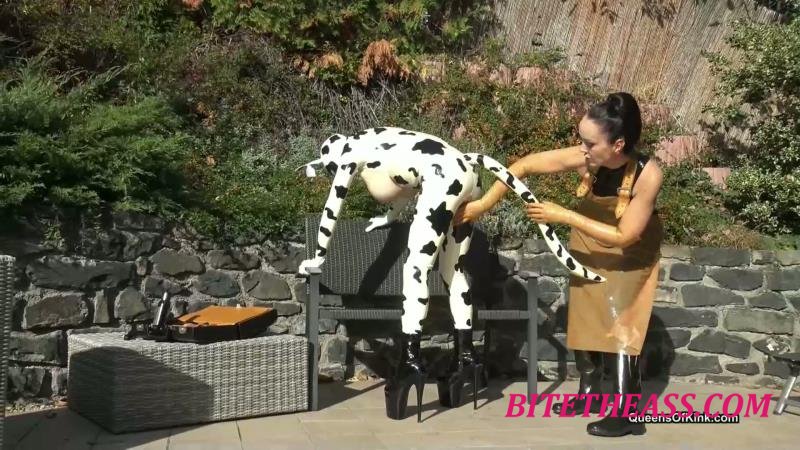  Queens of Kink - Fetish Liza and Natalie Goth TV - Latex cow inspected and fucked stage 1 [FullHD 1080]
