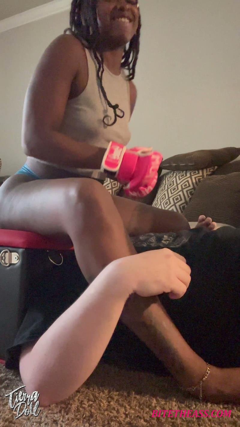  Tierra Doll - Queen Veiny Feet - Punching Bag Farts [4K 2160]
