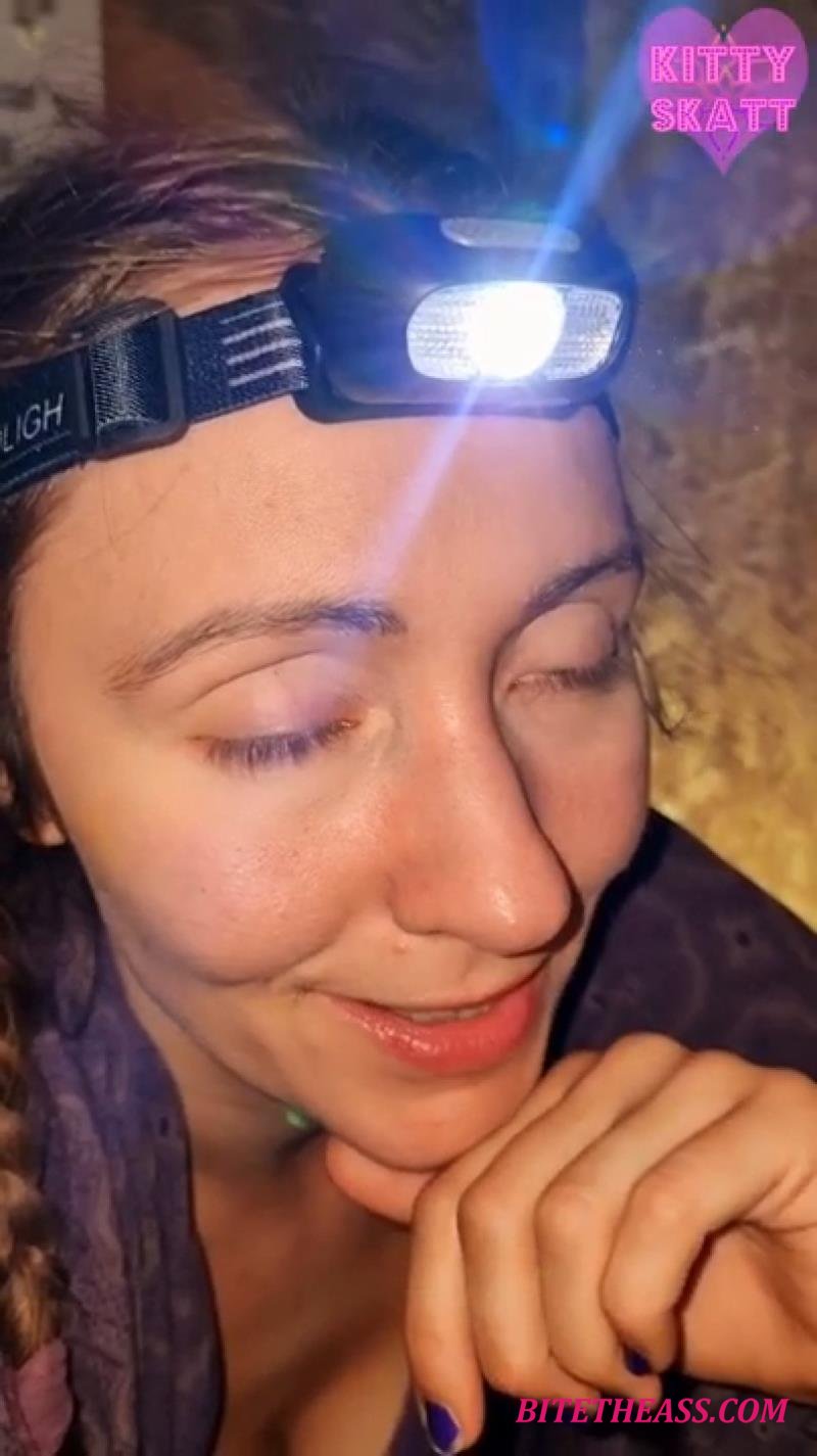  Kitty Skatt � 3 constipated festival logs [SD 404]
