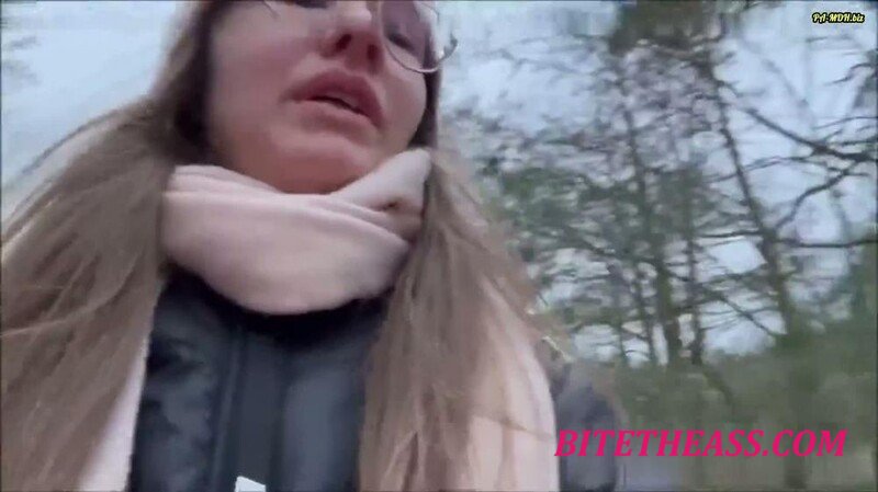 Emmi-Hill -  Emmi-Hill - Musste so dringend - Gepisst im Wald [FullHD 1080]
