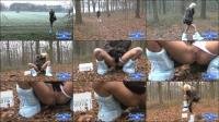 Cora2Hot -  Cora2Hot - Winziges Pinkeln im Wald [FullHD 1080]
