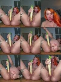 Pia_July -  Pia_July - Rettich und Gurken Pussy Spiel [FullHD 1080]
