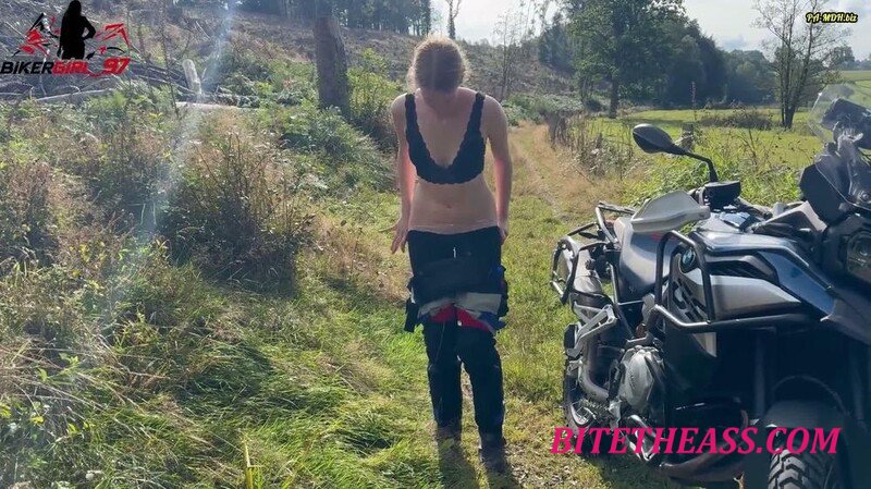 Bikergirl_97 -  Bikergirl_97 - Hei?e Mini Pisse auf Motorradtour [FullHD 1080]
