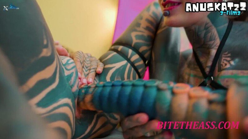 Anuskatzz -  Anuskatzz - 2 Schlampen spielen anal mit wilden alien Dildos - Trinity_Eclectic [FullHD 1080]
