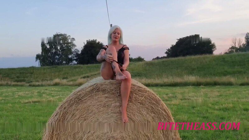 Lady_Melina_Jolie - Im strahl vom Heuballen gepisst [FullHD 1080P] 