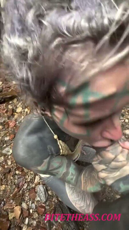 Anuskatzz - Tatowiertes Girl gibt Blowjob an einem Wasserfall - POV public [SD 608P]