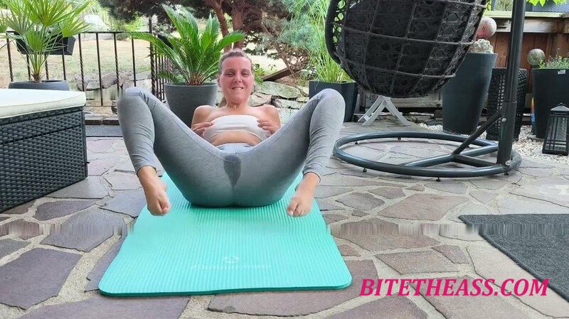 Celina-Ballerina - Geiles Terrassen Yoga in grauer Leggings Teil 1 [FullHD 1080P] 