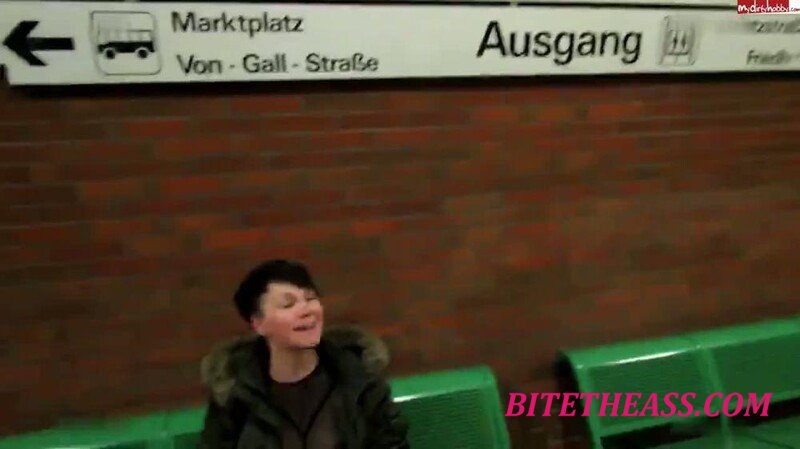 geil-poppen - PUPS PANNE - Gepinkelt in der U-bahnstadion [HD 720P] 