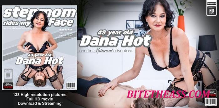Dana Hot (43), Stefan (21) - 43 year old stepmom Dana Hot is riding her stepson's fetish loving face right in his bed! [FullHD 1080p]