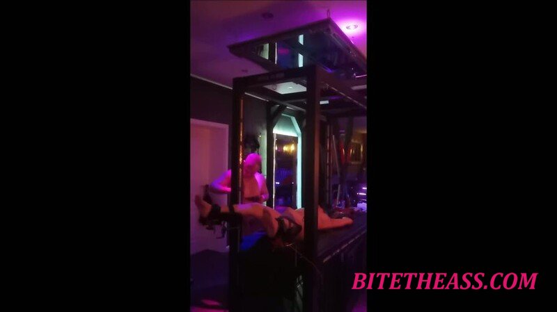 Lotusblume - Lara im Club gefesselt [FullHD 1080P] 