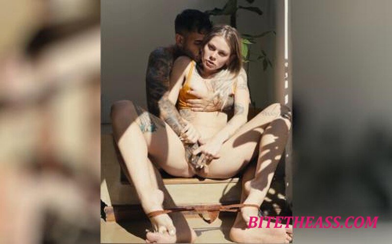 Sammm - Stairwell Squirting [FullHD 1080P] 