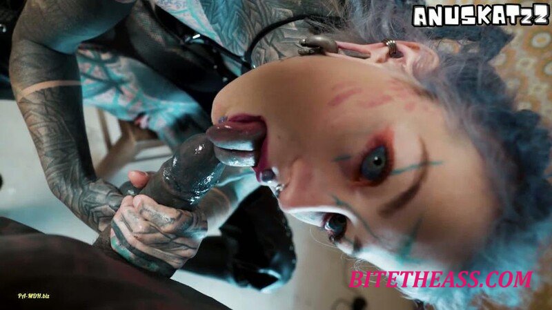 Anuskatzz - Tatowierter pornostar in high heels fingert sie anal und gibt einen bl... [FullHD 1080P] 