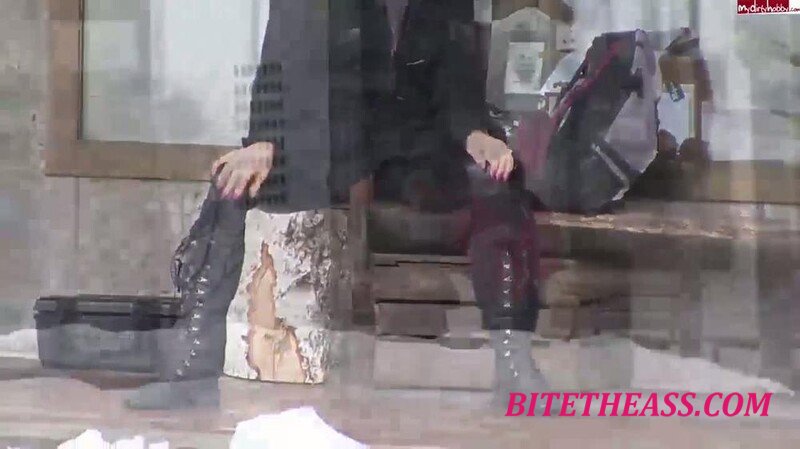 Privatdom - Pissen auf dem Marktplatz [HD 720P] 