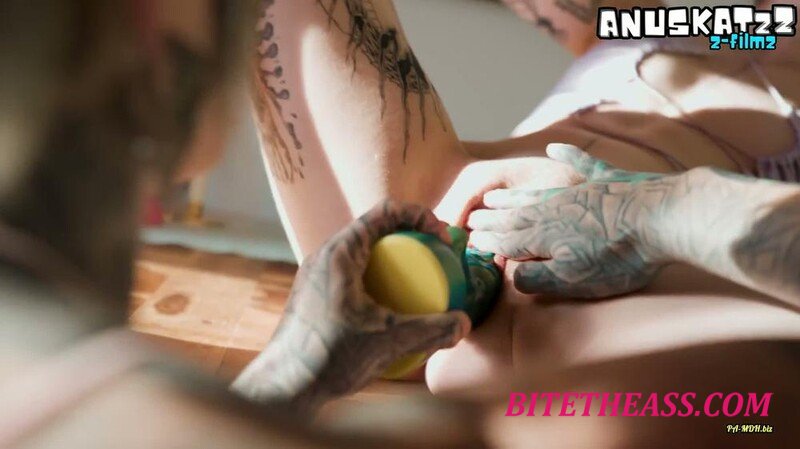 Anuskatzz - Lesbische tattoo Goth Madchen intime Analdildo Dehnung [FullHD 1080P]