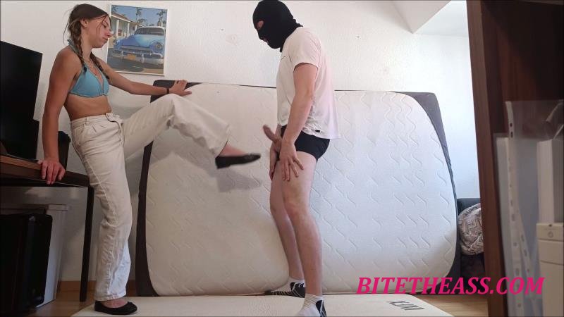  GermanBallsBusted - Harte Tritte von ihr in Eier [FullHD 1080]
