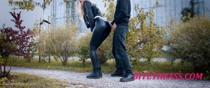 clothed-pleasures -  clothed-pleasures - Er spritzt auf meine Latexleggins in der Offentlichkeit [FullHD 1080]
