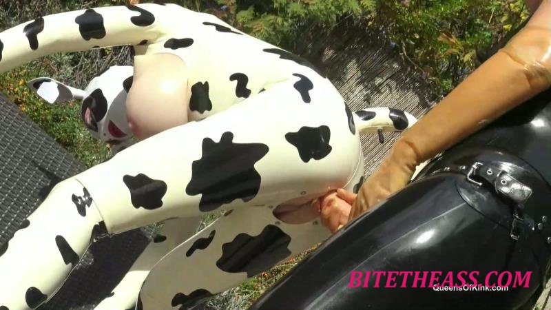  Queens of Kink - Fetish Liza and Natalie Goth TV - Latex cow inspected and fucked stage 2 [FullHD 1080]
