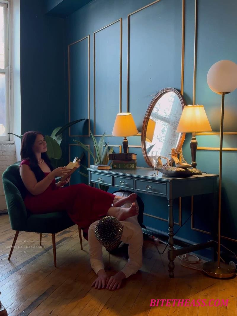  Lexi Luxxe - Silent Commands - Afternoon Reading with My Human Footstool [4K 2160]
