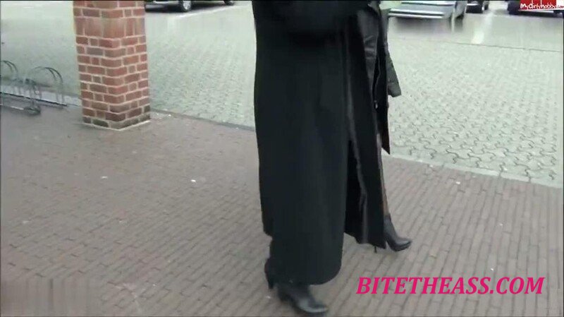 RosellaExtrem -  RosellaExtrem - Krasser Public Piss vor Leuten in der Stadt [HD 720]
