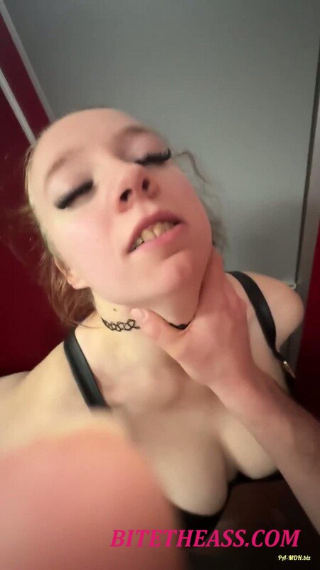 Emmaajns -  Emmaajns - Teenager gibt zufalliger Person einen Deepthroat in der Umkleidekabine ... [FullHD 1080]
