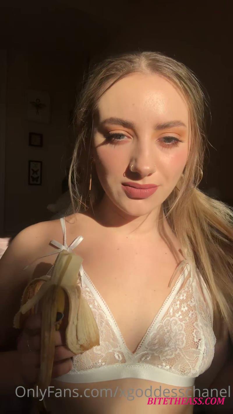  Goddess Ava Onyx - Everything I Do Makes You Weak. You Will Stroke Your Miserable Cock While You Watch Me Eat A Snack [FullHD 1080]
