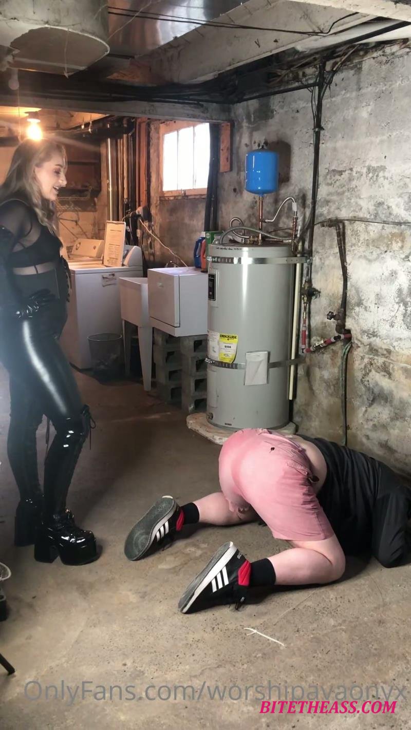  Goddess Ava Onyx - Ball Busting And Wedgie On A Fresh Slave I Love The Way It Squirms [FullHD 1080]
