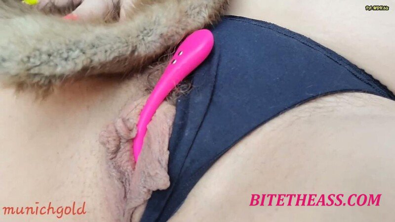 Munichgold -  Munichgold - Kleine Schlampe Mit Langen Labien Pussy Lippen Macht Es Sich Im Pelzm... [FullHD 1080]

