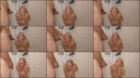 Anni_Next_Door -  Anni_Next_Door - Teengirl ins Maul gepisst [HD 720]
