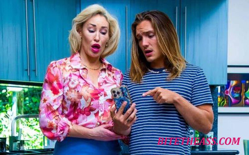 Ryan Keely -  Ryan Keely - Slutty Stepmom Swipes Right For Dick! [FullHD 1080]
