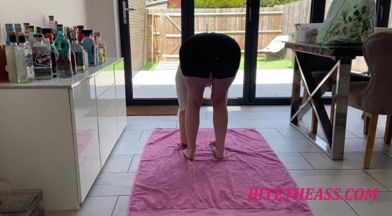  Delilah Jynx - Housewife loves to do yoga [SD 594]
